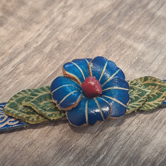 Two Gorgeous Leather Flower Bracelets - Picture 2 of 5